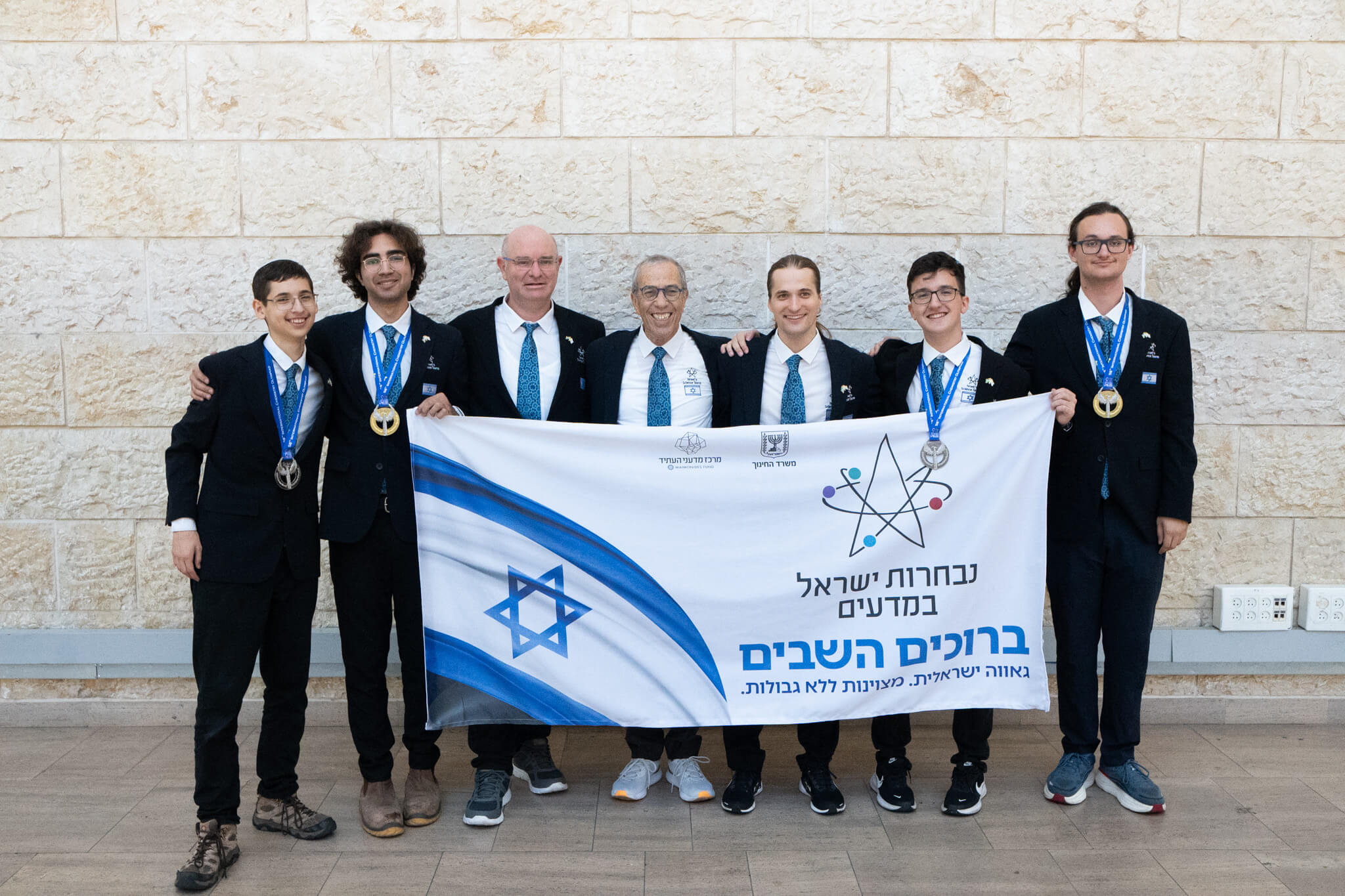 נבחרת ישראל בכימיה, שהוכשרה בפקולטה לכימיה, חזרה לישראל עם דירוג של מקום שמיני בעולם בזכות שתי מדליות זהב ושתי מדליות כסף.
